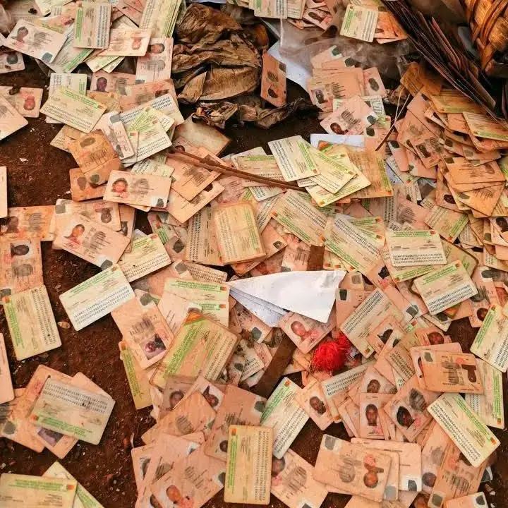 Scandale à Bafoussam : des milliers de cartes d'identité retrouvées dans une décharge publique