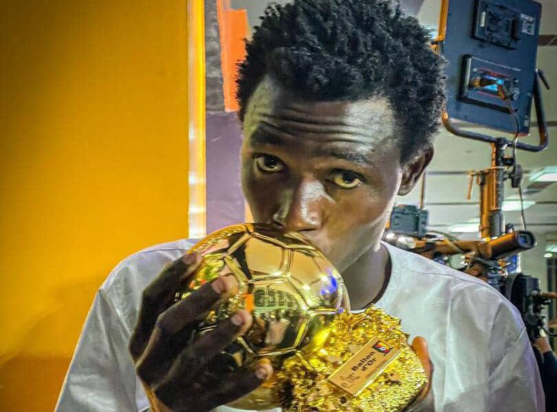 Serge Daura et Lys Tiwa Fraîche sacrés Ballons d'Or camerounais 2025 : l'avenir du football camerounais en lumière