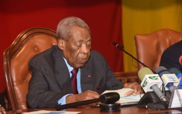 Ateki Seta Caxton rend hommage à Marcel Niat Njifenji, figure politique camerounaise